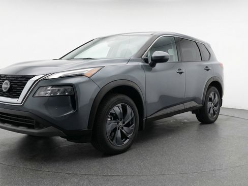 Used 2025 Nissan Rogue SV image 3