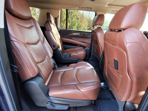 Used 2019 Cadillac Escalade ESV Luxury image 17