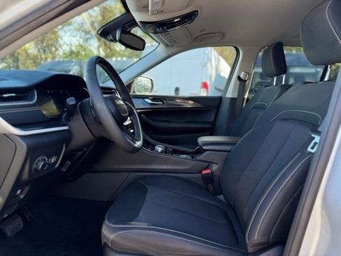 Certified 2023 Jeep Grand Cherokee Laredo w/ Luxury Tech Group I image 17