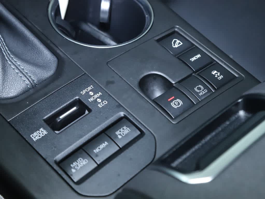 Used 2024 Toyota Highlander XLE AWD/4WD image 34