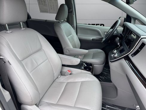 Used 2017 Toyota Sienna XLE Premium AWD/4WD image 17