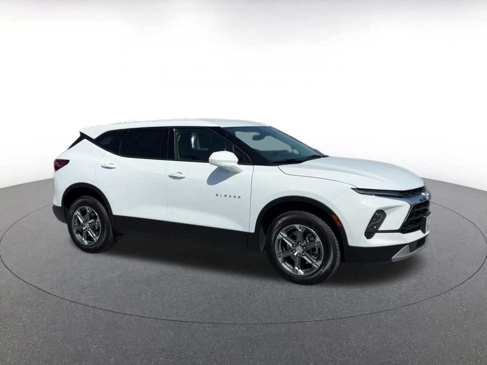 Used 2026 Chevrolet Blazer LT FWD image 2