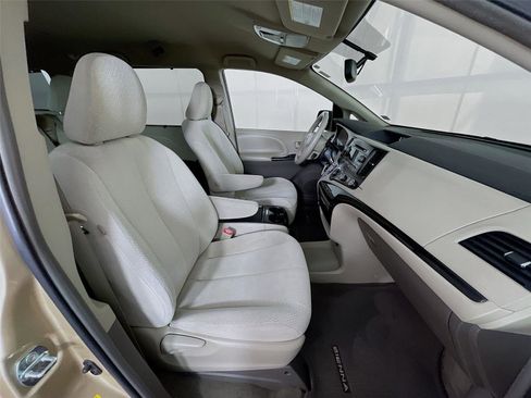 Used 2011 Toyota Sienna LE w/ Towing Pkg FWD image 30