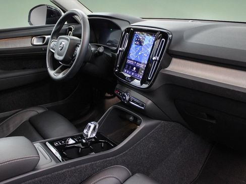 Certified 2025 Volvo XC40 B5 Plus AWD/4WD image 22