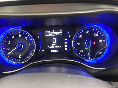 Used 2020 Chrysler Pacifica Touring-L w/ S Appearance Package FWD image 5