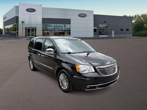 Used 2016 Chrysler Town & Country Touring-L w/ Driver Convenience Group FWD image 2