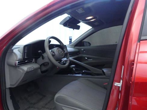 Used 2021 Hyundai Elantra SE image 18
