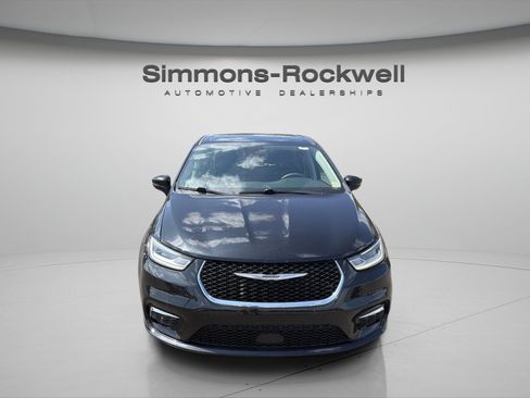 Used 2023 Chrysler Pacifica Touring-L FWD image 8