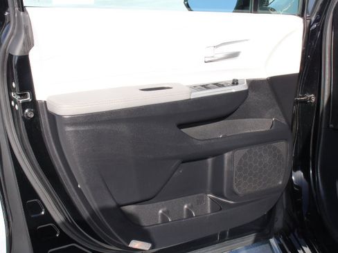 Certified 2025 Toyota Sienna XLE image 10