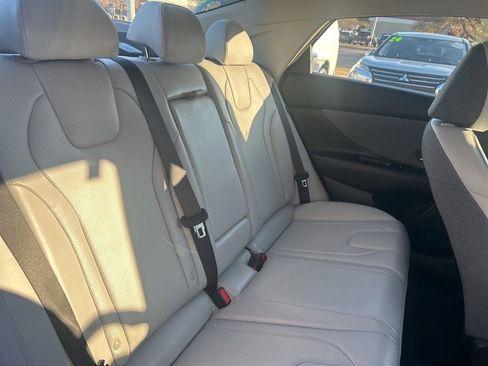 Used 2025 Hyundai Elantra Limited image 39