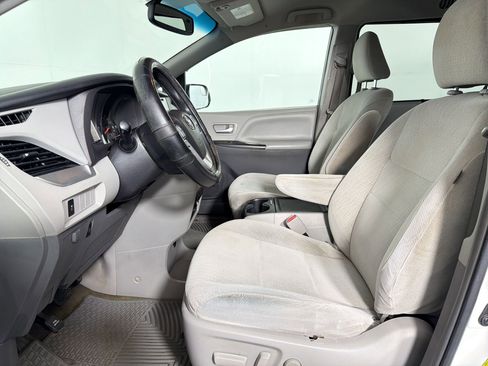 Used 2016 Toyota Sienna LE FWD image 5