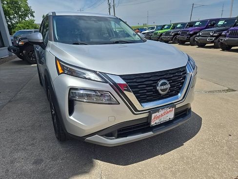 Used 2023 Nissan Rogue SV AWD/4WD image 16