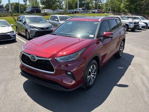 Used 2022 Toyota Highlander XLE AWD/4WD image 5