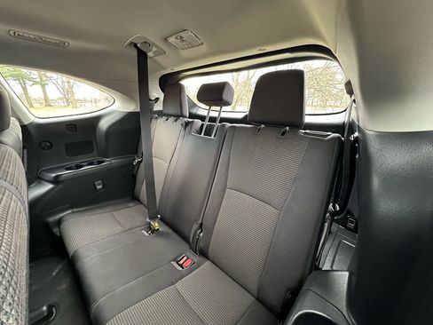 Used 2021 Toyota Highlander L image 25