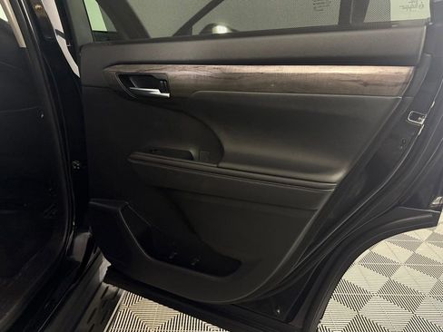 Used 2024 Toyota Highlander Platinum FWD image 27