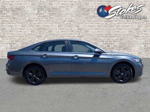Certified 2024 Volkswagen Jetta SE w/ Panoramic Sunroof Package FWD image 3