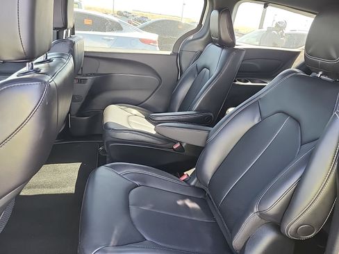 Used 2023 Chrysler Pacifica Touring-L w/ S Appearance Package FWD image 9