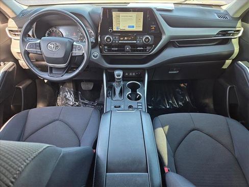 Used 2023 Toyota Highlander LE image 17