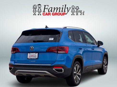 Used 2024 Volkswagen Taos SE w/ Panoramic Sunroof Package FWD image 4