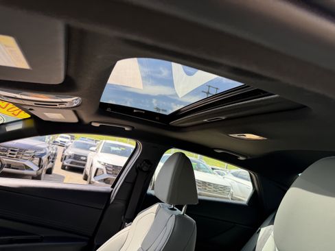 Certified 2025 Hyundai Elantra Limited FWD image 26