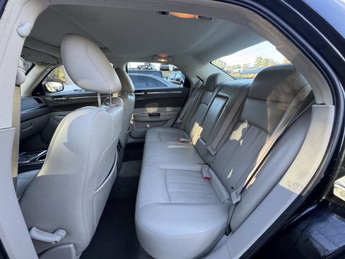 Used 2009 Chrysler 300 C image 8