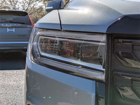 Used 2023 GMC Acadia SLT w/ Elevation Edition image 10