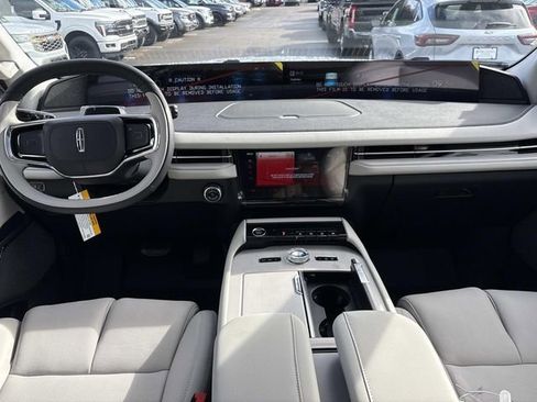 New 2025 Lincoln Navigator L Reserve image 16