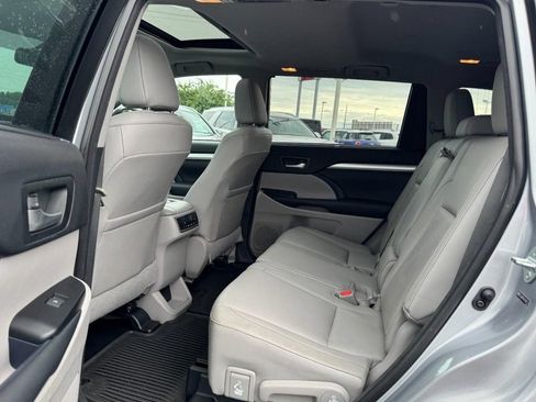 Used 2014 Toyota Highlander XLE AWD/4WD image 10