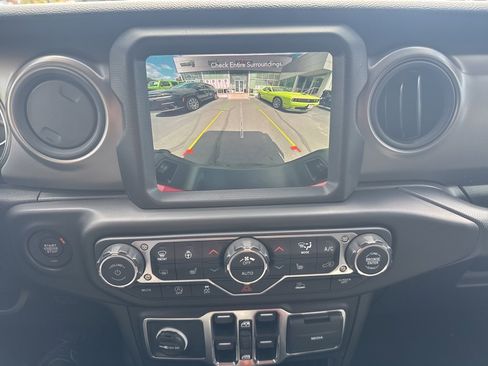 Used 2022 Jeep Gladiator Willys image 19