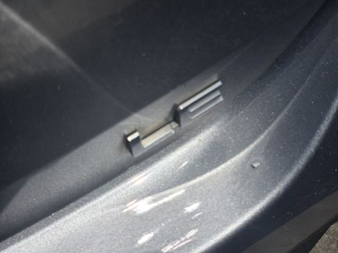 Used 2020 Toyota Highlander LE image 11