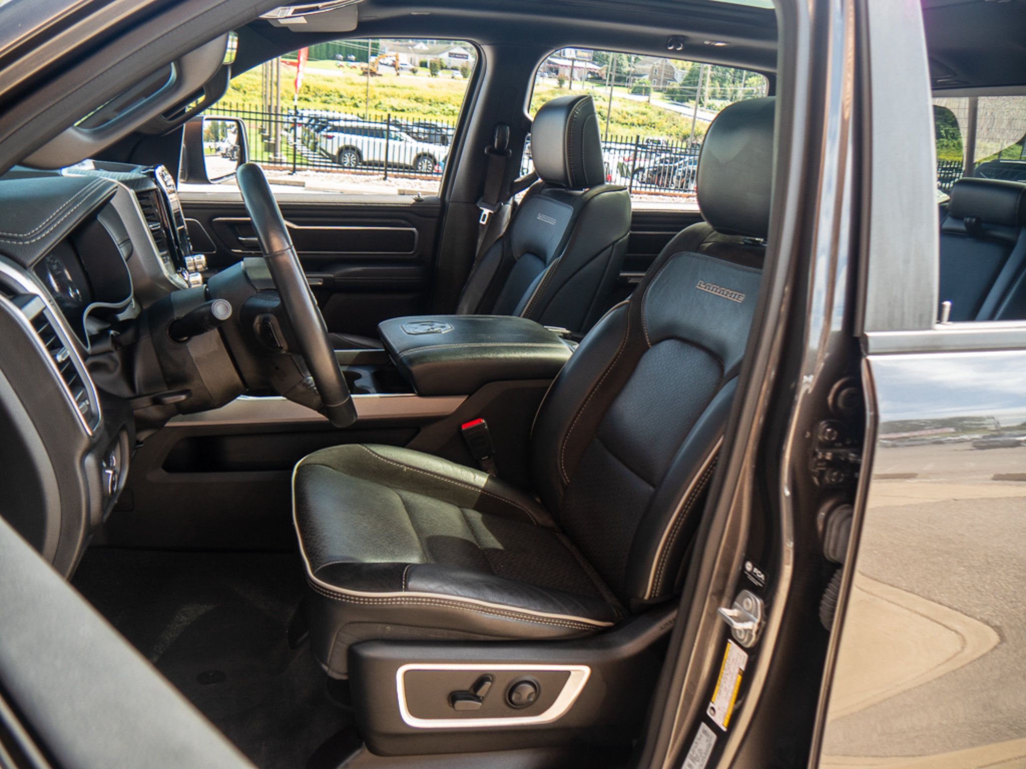 Used 2023 RAM 1500 Laramie AWD/4WD image 12