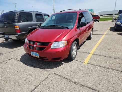 Used 2006 Dodge Caravan SXT w/ Popular Equipment Group I FWD image 2
