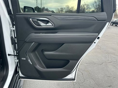 Used 2022 GMC Yukon SLT w/ SLT Premium Package image 17