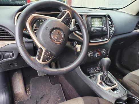 Used 2018 Jeep Cherokee Latitude FWD image 17