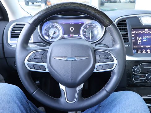 Used 2018 Chrysler 300 Limited image 25