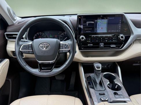 Used 2021 Toyota Highlander Platinum AWD/4WD image 12