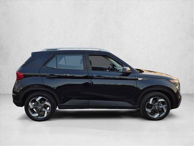 Used 2025 Hyundai Venue SEL FWD image 4
