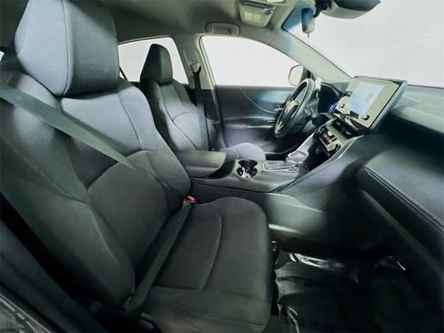 Certified 2022 Toyota Venza LE image 23