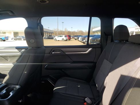 Used 2025 GMC Acadia Elevation image 31