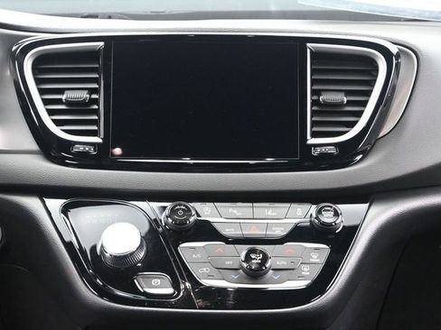 Used 2025 Chrysler Pacifica Select image 26