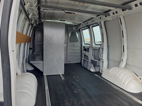 Used 2017 Chevrolet Express 2500 RWD image 11