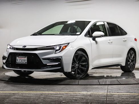 Certified 2024 Toyota Corolla SE FWD image 1