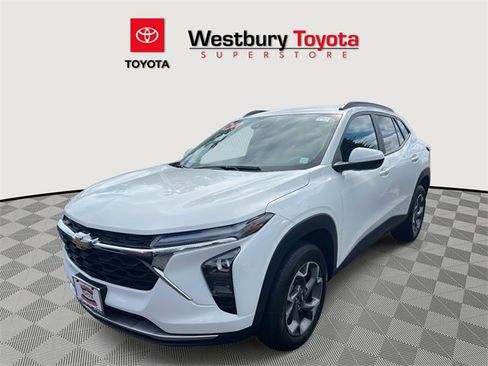 Used 2024 Chevrolet Trax LT w/ Driver Confidence Package image 3