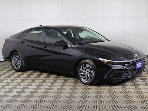 Used 2024 Hyundai Elantra SEL FWD image 2