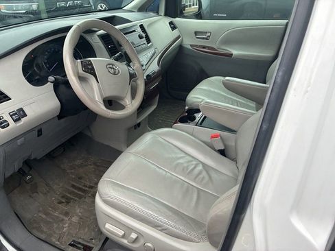 Used 2011 Toyota Sienna XLE image 5