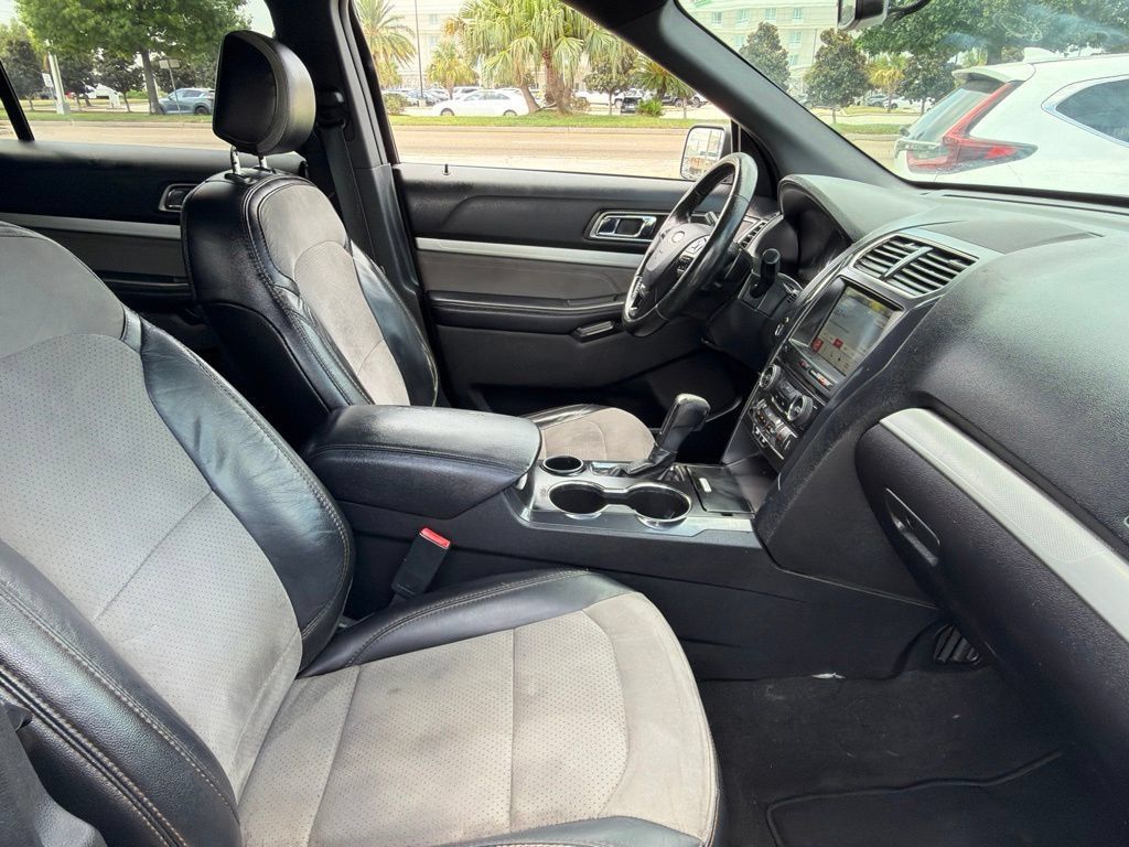 Used 2017 Ford Explorer XLT w/ Equipment Group 202A FWD image 16