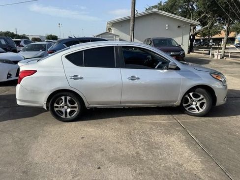 Used 2017 Nissan Versa FWD image 4