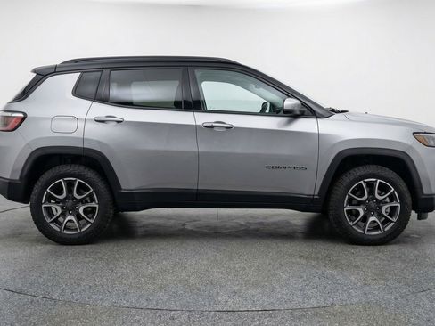 Used 2025 Jeep Compass Trailhawk AWD/4WD image 11