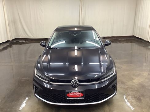 Used 2025 Volkswagen Jetta SE image 3