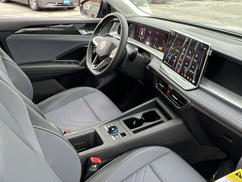 New 2026 Volkswagen Tiguan SE image 11